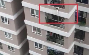 Supererou in Vietnam: Un curier a prins în brațe o fetiță care a căzut de la etajul 12!