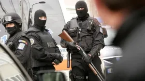SURSE Fiul minor al unui șef din Poliția Locală Sector 6, ridicat de DIICOT: Ar fi vândut droguri colegilor, de la ușa casei, când părinții lipseau de acasă
