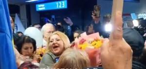 Susținătorii Dianei Șoșoacă au blocat aeroportul Otopeni. Europarlamentara, la revenirea în România: ”Voi fi reținută. Vor să mă ducă la casa de nebuni, dar se vor duce ei”