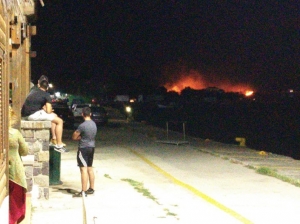 Sute de turişti români, blocaţi pe insula Samothraki. Incendii puternice şi feriboturi defecte