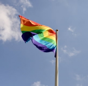 Tânăr homosexual, agresat în Madrid. Opt persoane mascate i-au tăiat buza cu briceagul și i-au scris