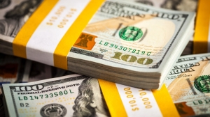 Taxele impuse de Donald Trump slăbesc dolarul, contrar aşteptărilor pieţei: temerile de recesiune pun presiune pe moneda americană