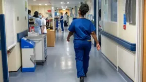 Temeri legate de siguranța sănătății deoarece jumătate dintre spitalele din Marea Britanie folosesc medici care nu sunt medici