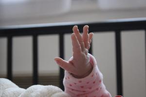 TikTok a sesizat autoritățile că un cuplu din Galați și-a violat bebelușul de trei luni și fetița de 1 an și 7 luni și au încercat să le transmită live. Au fost arestați preventiv 30 de zile
