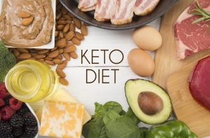 Tot mai multe studii atrată că Dieta ketogenică, bogată în grăsimi, dar săracă în carbohidrați, protejează sănătatea creierului şi încetinește evolutia Alzheimer