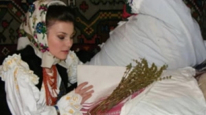 Tradiția busuiocului pus sub pernă desființată de un cunoscut preot ortodox: 