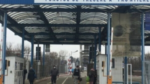 Trei cetățeni spanioli îmbrăcați în haine militare au încercat să intre în România cu muniție și explozibil prin Vama Siret