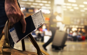 Trei români cumpărau bilete ieftine de avion ca să ajungă în zona duty-free. De acolo furau parfumuri de mii de euro