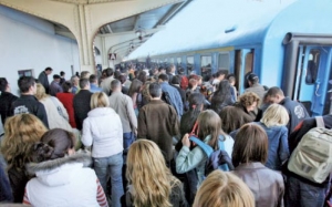 Trenuri suplimentare pentru pelerinii care merg să se închine la moaştele Cuvioasei Parascheva