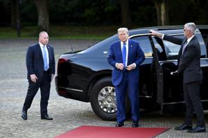 Trump e fericit de creșterea prețurilor la benzină în contextul războiului din Orientul Mijlociu: „Dacă cresc, cresc!