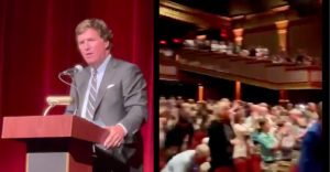 Tucker Carlson primește ovații în picioare în prima apariție publică de la plecarea de la Fox News
