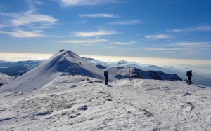 Turist recuperat de salvamontişti după ce a dormit două nopţi sub cerul liber în apropierea Vârfului Omu