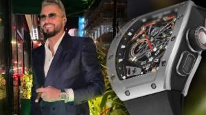 Uite-l și p-ăsta ce gargară are cu ceasul lui de 2 milioane de lire sterline. Bruce Lee de Cravedia s-a bătut cu unii care i-au dat la operatie!