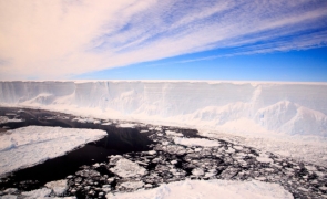 Un aisberg uriaş de peste 15 ori mai mare decât Parisul s-a desprins de banchiză în Antarctica