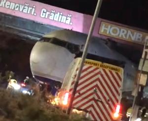 Un avion a rămas blocat sub un pod pe DN1. Unde trebuia să ajungă aeronava care a plecat de la Otopeni VIDEO
