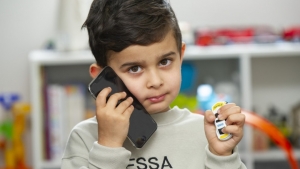 Un băiat de 4 ani a chemat poliția sunând la numărul de urgență scris pe mașina lui de jucărie, după ce mama sa a leșinat în casă