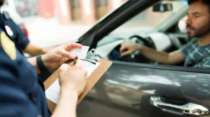 Un bărbat a primit amendă după ce a parcat regulamentar. Autoritățile s-au decis peste noapte să transforme acel loc într-unul cu plată
