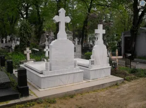 Un copil de 12 ani a murit după ce o cruce funerară s-a prăbușit peste el, la Cluj: „A crescut cu bunica lui și venise cu tatăl său la mormântul acesteia