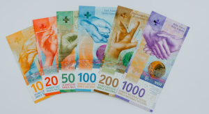 Un elvețian nu a fost lăsat să-și scoată propriii bani din bancă. Cetățenii se revoltă pe măsură ce magazinele, cafenelele și restaurantele nu mai acceptă numerarul
