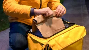 Un livrator de mâncare a aprins rețelele de socializare, după ce a recunoscut că gustă din toate comenzile
