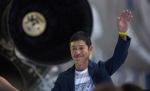 Un miliardar japonez caută 8 persoane pentru a zbura alături de el pe lună