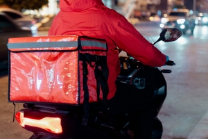 Un muncitor din India a dezvăluit pe TikTok veniturile obținute ca livrator în România: Postarea a stârnit un val de reacții online