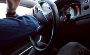 Un șofer băut oprit de poliție s-a mutat pe scaunul pasagerului și le-a spus agenților că nu el a condus mașina