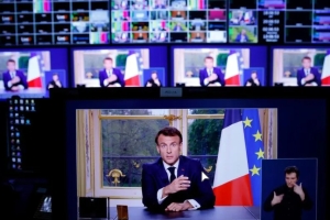 Un președinte urât de toată lumea, un parlament paralizat și un deficit uriaș: alegerea imposibilă a lui Macron, după căderea ultimului guvern în Franța
