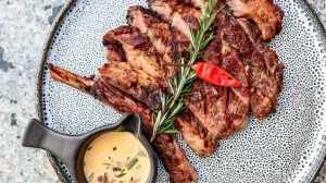 Un studiu care lansează o nouă isterie: Consumatorii de carne au șanse mult mai mari să ajungă la 100 de ani