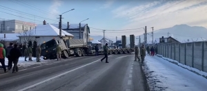 Un transportator de tancuri al Armatei Române a ajuns în şanţ, la Bistriţa-Năsăud