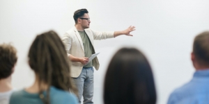Universitate obligată să plătească daune de 400.000 de dolari unui profesor într-un scandal transgender!