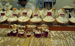 Val de spargeri la magazinele de bijuterii din Paris pe fondul crizei: doi hoți au furat bijuterii în valoare de 400.000 de euro