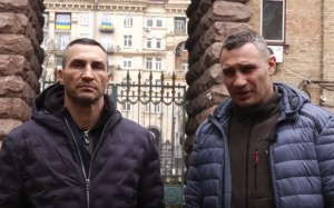 Vitali şi Vladimir Kliciko la vânătoare de ruşi pe străzile capitalei Ucrainei: