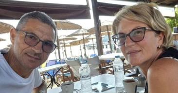 „Dacă murim, murim împreună": Femeia care și-a ținut soțul de picioare după ce acesta a fost aspirat printr‑un geam al avionului, despre lupta disperată de a‑l salva