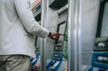 A apărut o nouă metodă de furt la bancomat. Cum funcționează escrocheria "firului invizibil"
