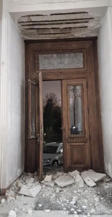 A căzut tavanul la Facultatea de Medicină deasupra intrarii principale. Dacă prindea pe cineva il omora pe loc!