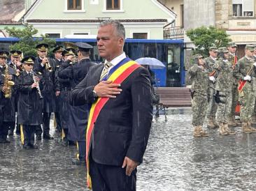 Adrian Veștea a vândut cu 600.000 de euro un teren unei firme, căreia i-a acordat ulterior, ca primar, certificat de construcție pentru un hotel