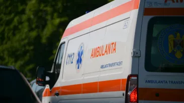 Aflat în misiune pentru salvarea unui copil, un șofer de ambulanță s-a oprit să-și cumpere un pepene. Pacientul aștepta să fie dus la spital
