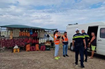 Amenzi pentru vânzătorii de legume de pe marginea drumului. Unde s-au făcut controale. „Crește riscul producerii unor evenimente rutiere"
