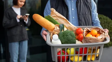 Analiză pe baza datelor INS: O familie cu doi copii are nevoie de echivalentul a patru salarii minime pentru a trăi decent în România
