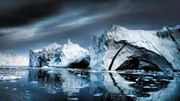 Apele calde din oceane ameninţă să topească gheaţa din Antarctica ceea ce ar putea provoca o creştere semnificativă a nivelului mărilor la scară globală
