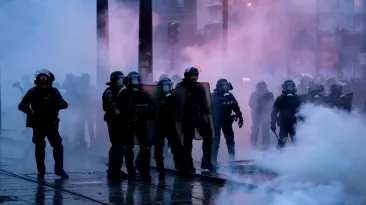Aproape 1.000 de arestări în Franța, după confruntările dintre protestatari și poliție. 70.000 de membri ai forțelor de ordine, mobilizați