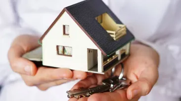 Austeritatea lui BoloJAF: Tot mai mulți români sunt gata să-și vândă locuința și să plece din țară
