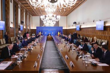 Averile miniștrilor din Guvernul Bolojan. Care sunt cele mai bogate persoane din cabinet