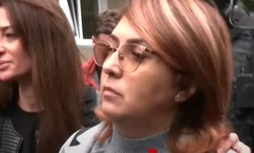 Avocata suspectată că a orchestrat uciderea tatălui său milionar, dată în judecată de fiica sa. De ce este acuzată Laura Crișan
