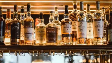 Băutură la negru ca pe vremea prohibiției: Şapte milioane de sticle de băuturi spirtoase au dispărut din piaţa fiscalizată în urma majorării accizelor
