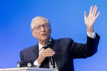 Bill Gates avertizează că inteligența artificială riscă să scape de sub control. "AI este mai puțin reglementată decât laptele"
