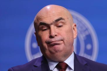 Bolojan e mai demagog decât prevede legea austeritatii: Premierul a încasat de la EximBank indemnizații cât 71 de salarii medii lunare!