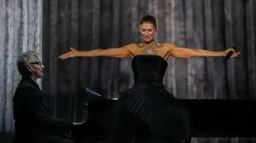 Céline Dion a căzut pe scenă și a uitat versurile celui mai cunoscut cântec. Fanii i-au sărit în ajutor
