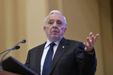 Cât sunt salariile la BNR: Guvernatorul Mugur Isărescu are 88.648 de lei net. Lista lungă de sporuri și beneficii care vin pe lângă venitul standard
